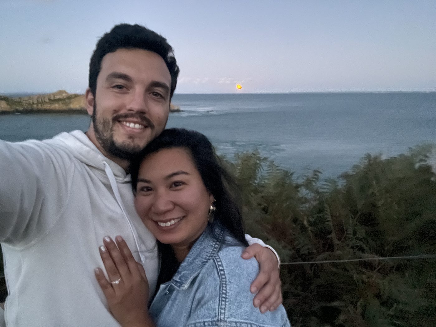 Abi et Flo à la pointe du Grouin le soir de la demande, la bague au doigt, pleine lune sur la mer