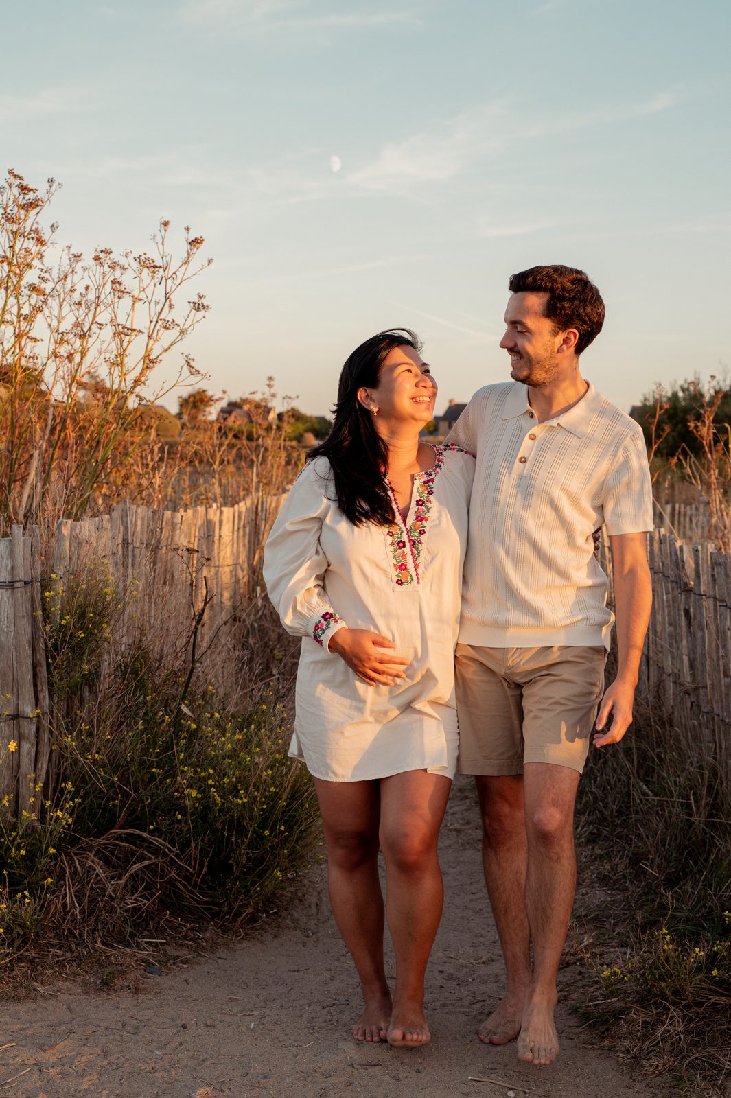 Abi et Flo sur un chemin entre les ganivelles, au soleil couchant